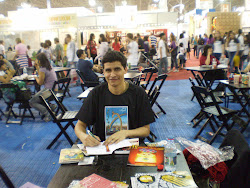 Danilo autografando seus livros