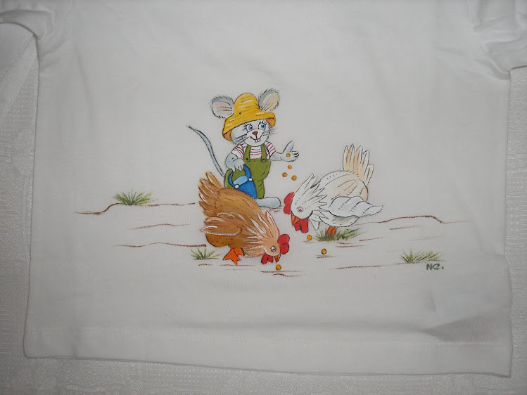 T-shirt de ratinho a dar milho às galinhas