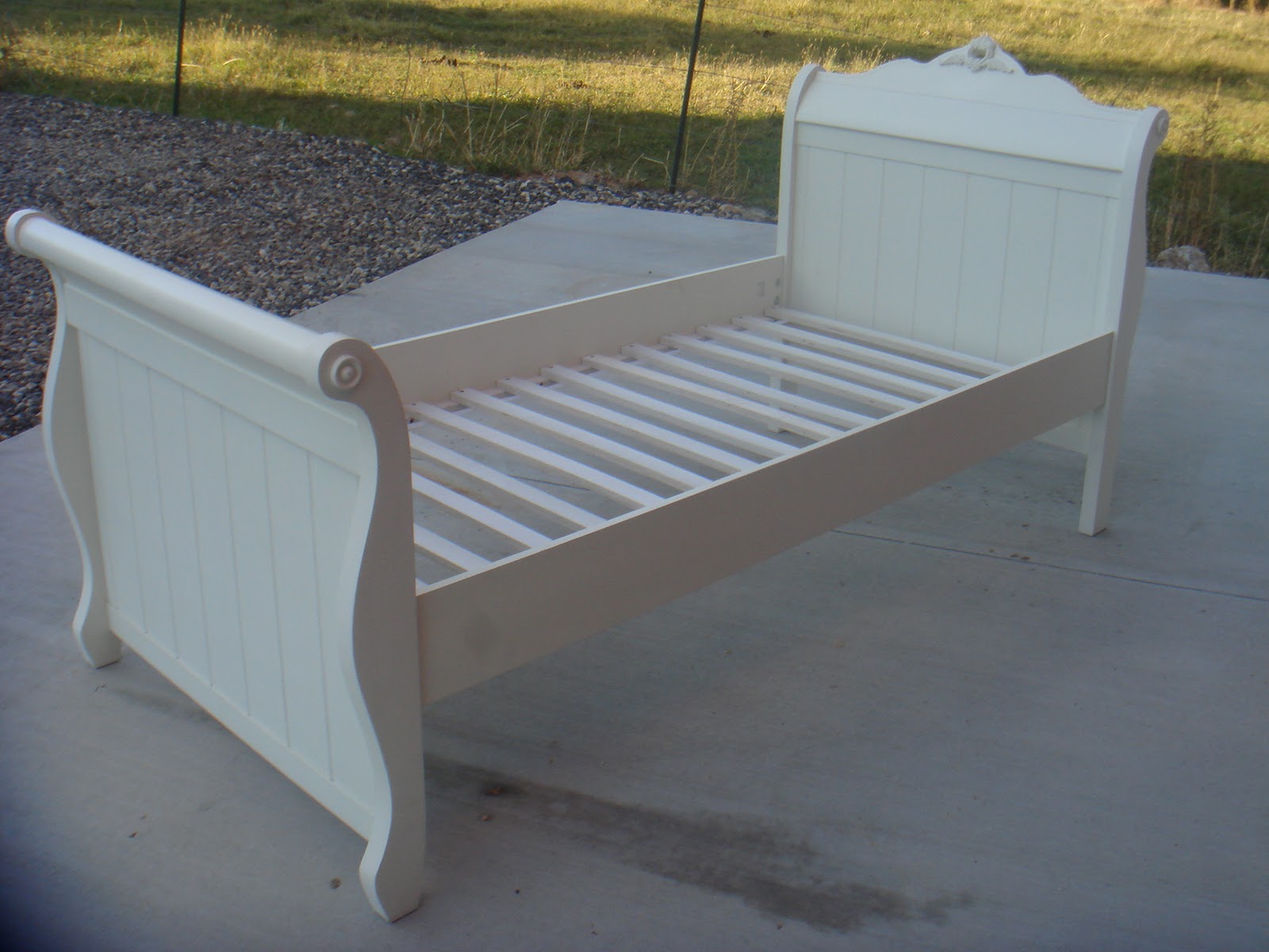 Copperstar Furniture White Twin Sleigh Bed