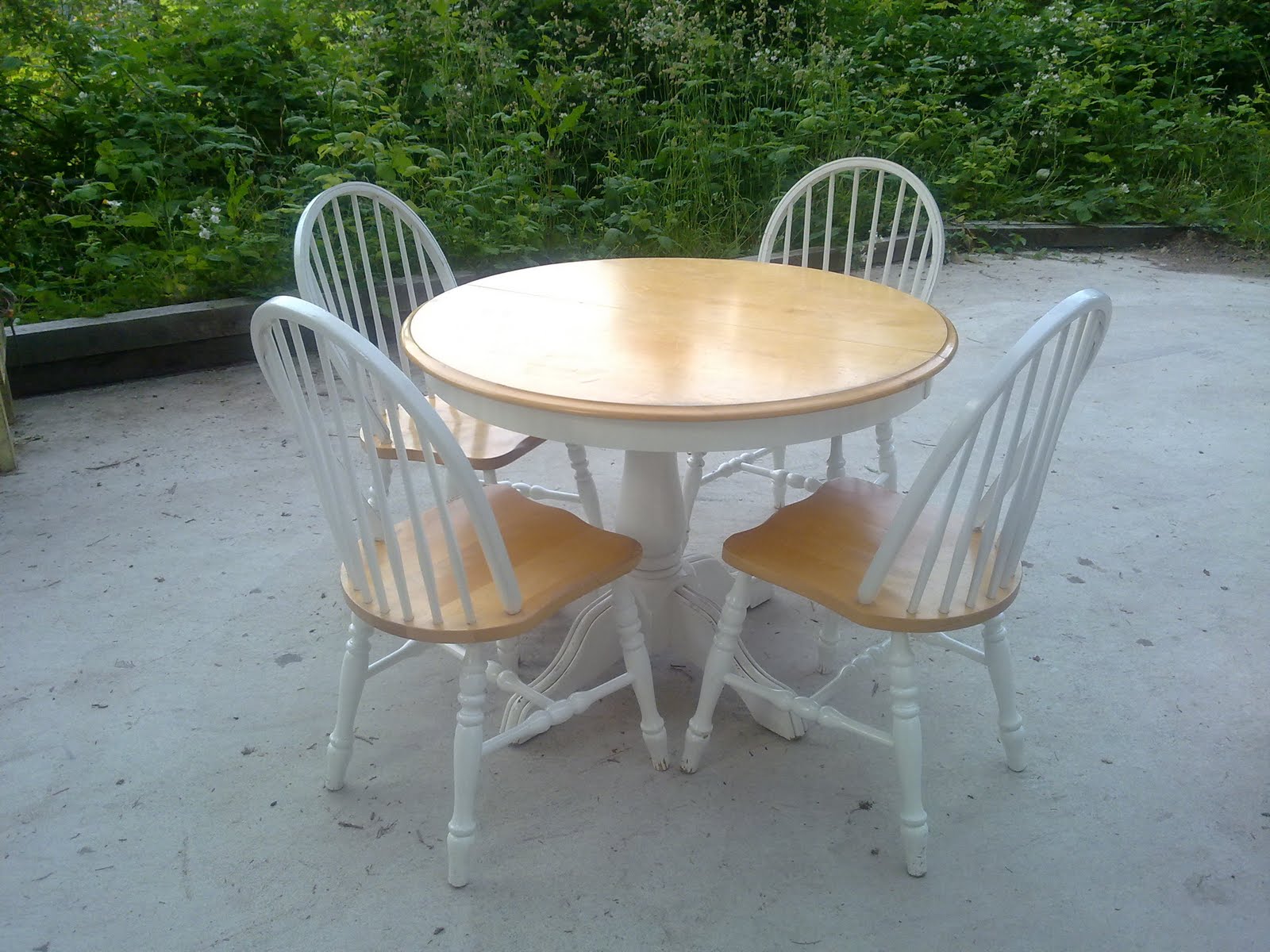 RETRO SALT SPRING Shabby chic dining table and 4 chairs, a classic