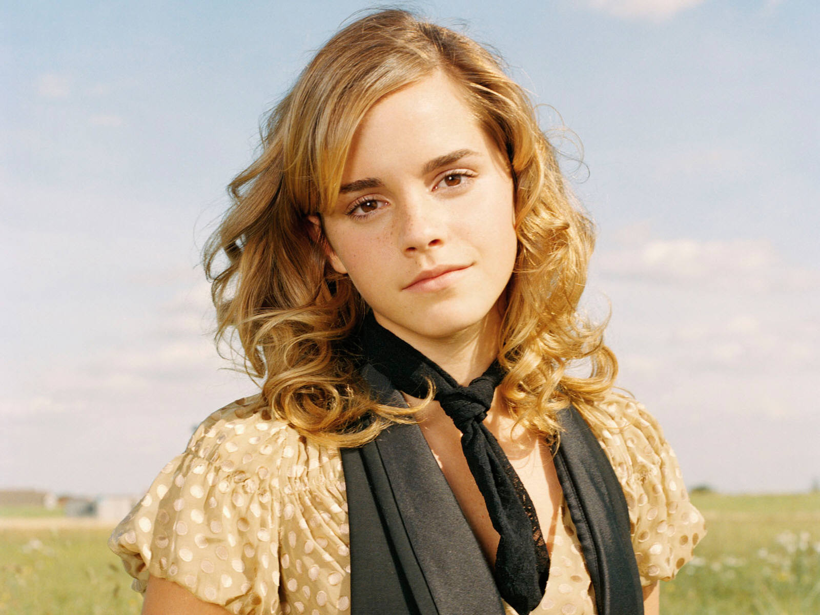 http://1.bp.blogspot.com/_Si7zjQmZnm4/Sox_MFnOG8I/AAAAAAAAEng/pNLzJnmsO3g/s1600/Hindusthanpictures.blogspot.com_Emma_Watson1.jpg