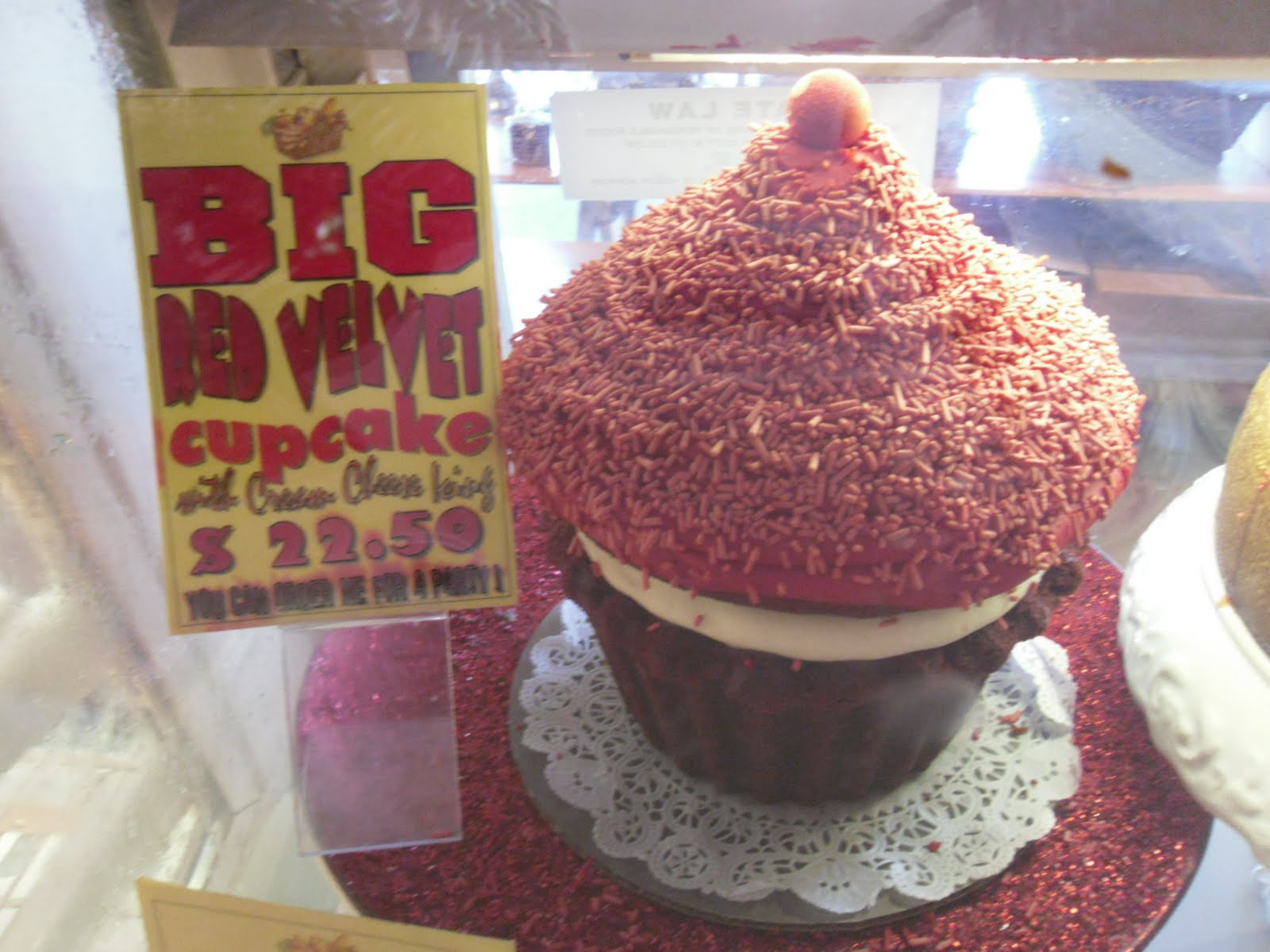 stellina*stellina foodie report the BIGGEST cupcakes (and desserts
