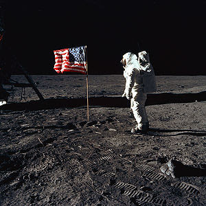 Buzz Aldrin saludando a la bandera de Estados Unidos