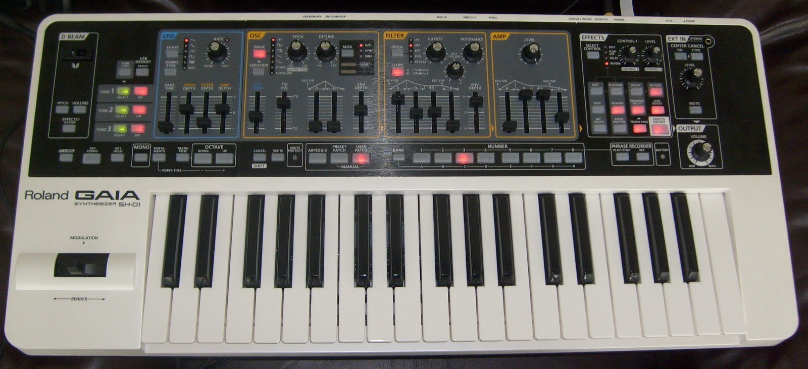 Here you can see the layout of the synth. You can click the picture for a  larger version of course. I also like the effects section on the right.