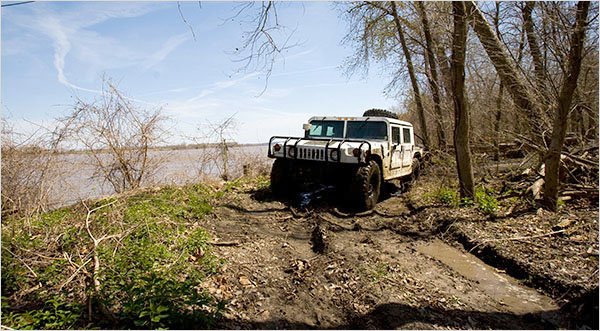 [Hummer+on+dirt+road.JPG]