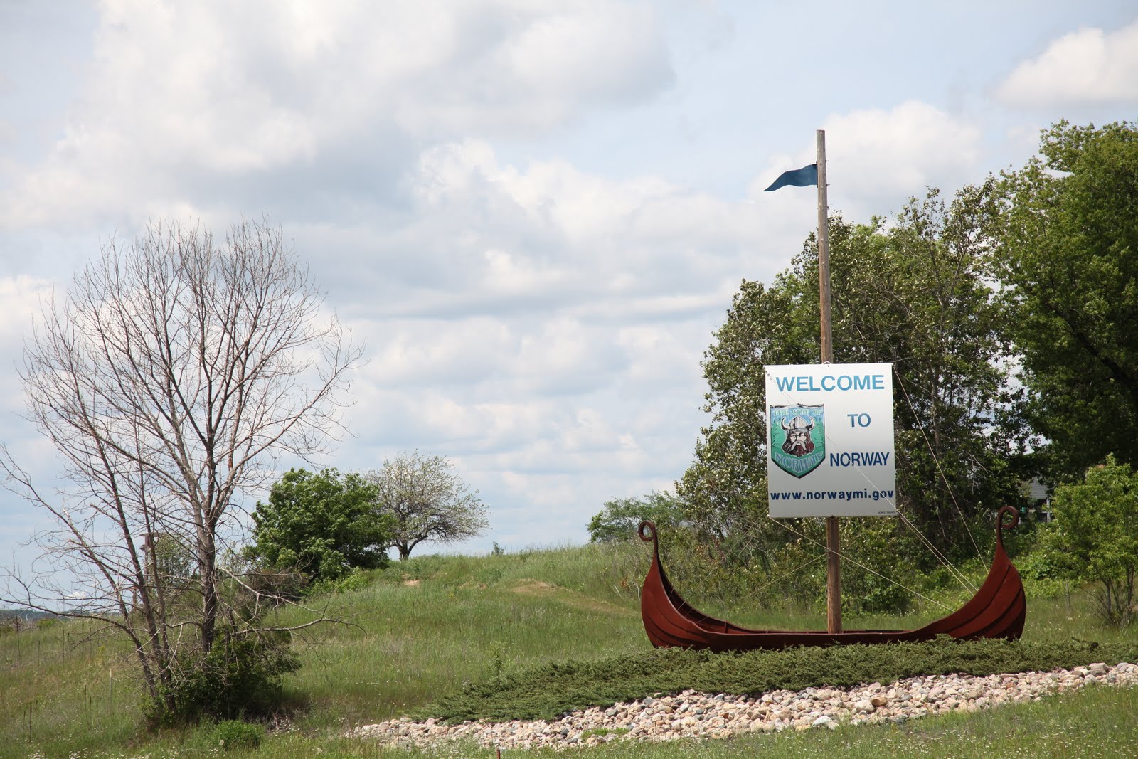 flight of the griffins ONE HORSE TOWN (Norway, MI, USA)