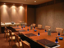 meeting room yang mewah dengan wallpaper