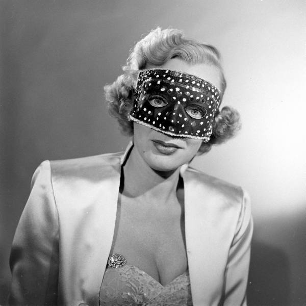 Note De Lhotel Whos That Girl  Light Mask Bondage Of 1948-9535