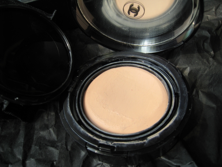 The Non-Blonde: Chanel Teint Innocence Compact Makeup (76 Soft Bisque)