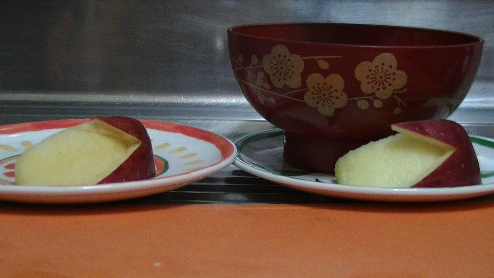 yokohamamama: Healthy O-Bento: Rabbit Apples and A Trick