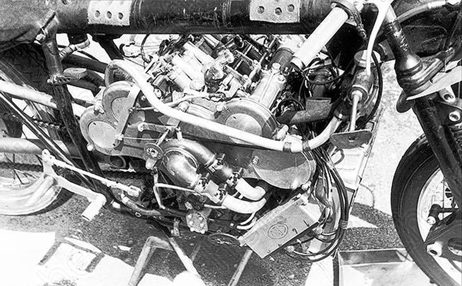 moto guzzi v8 engine