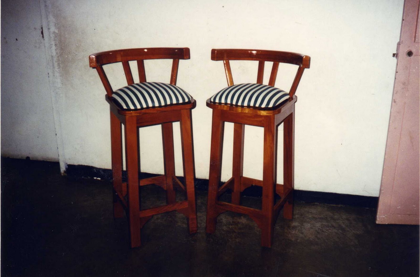 Mis trabajos en madera: Silla de comedor en caoba oscuro y Banquitos