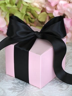 [black+bow+on+pink+box.jpg]
