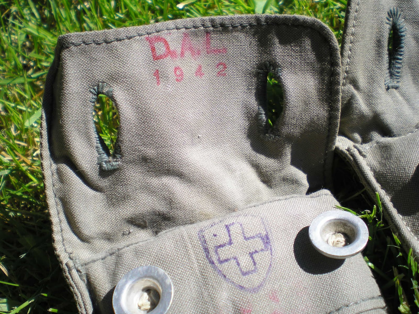 Four Bees WW2 Swiss Zeltbahn Pole Sets