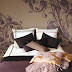 Diseño de dormitorio con lindo diseño de vinilo color morado