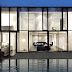 Casa Blanca y negra con fachada delantera y trasera de vidrio - Black and White House With Front And Rear Facades of Glass