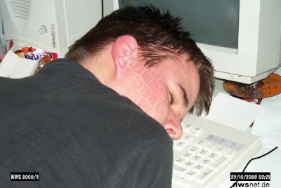 estudiante durmiendo sobre teclado pc Student sleeping on pc keyboard