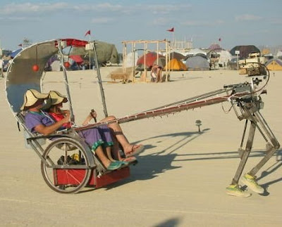 Robot tirando de carro con turistas Robot driving a car with tourists