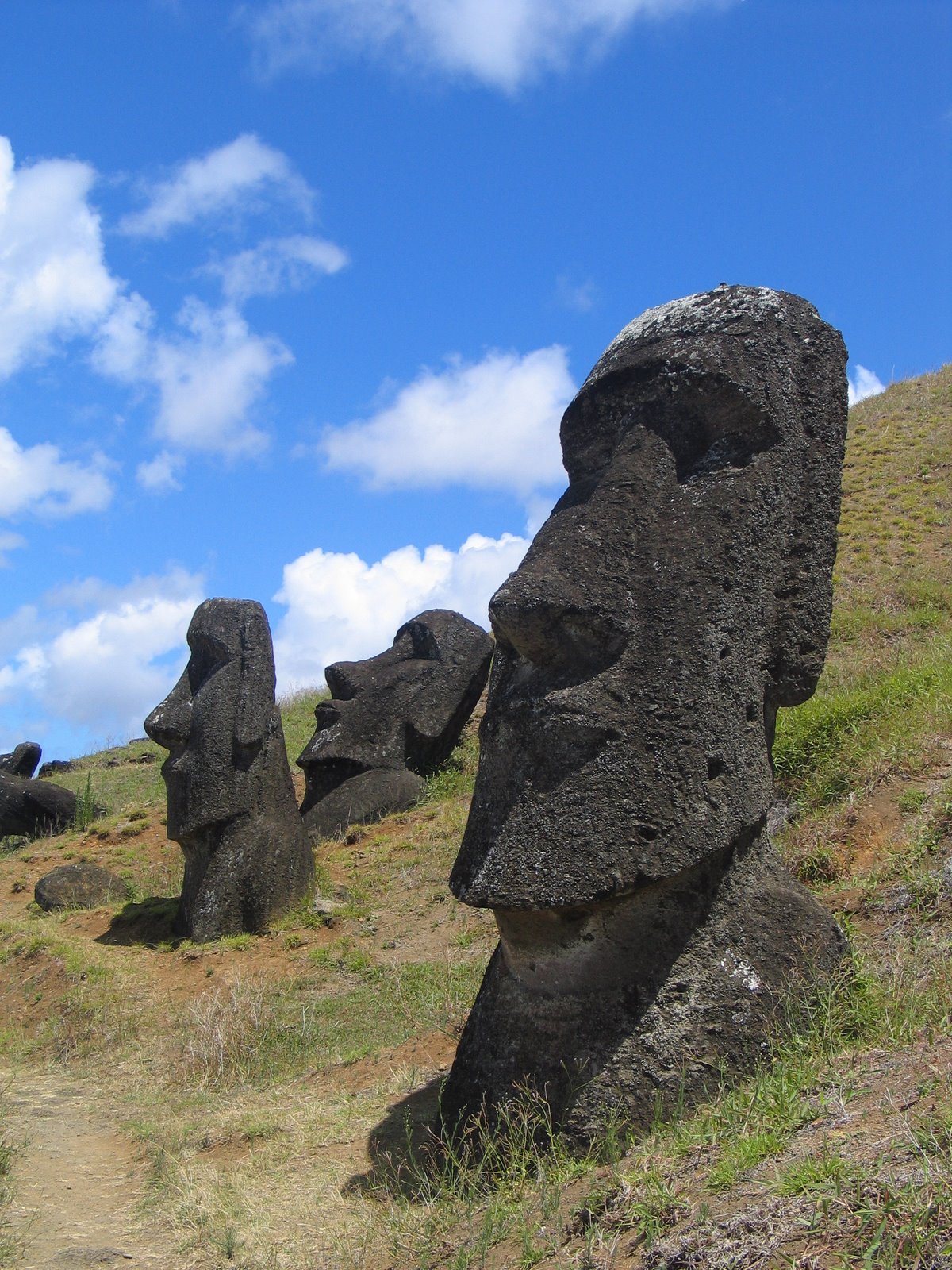 [easter_island_moai_2.jpg]