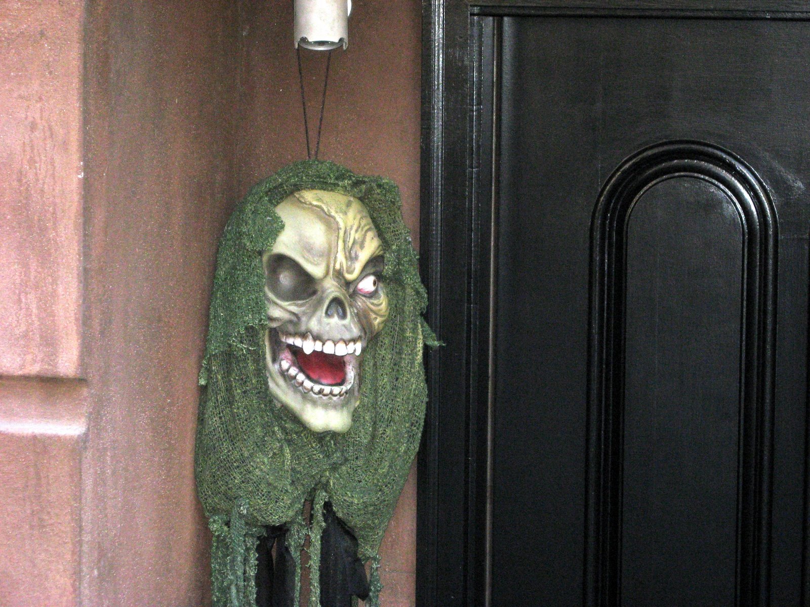 [halloween_haunted_house_entrance.jpg]