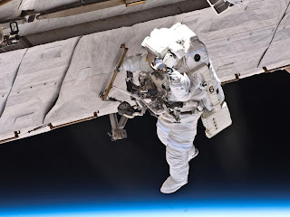 Astronauta del Atlantis en paseo espacial