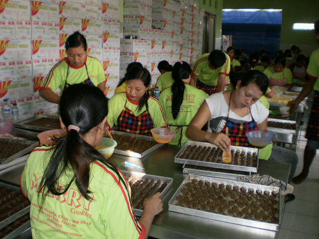 MERRYGold &amp; MORYNO Butter Cookies Kegiatan Produksi