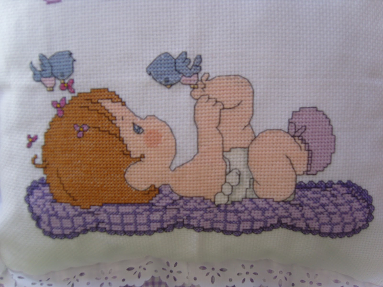 CrisArtes Ponto Cruz: Almofada Infantil "Letícia"