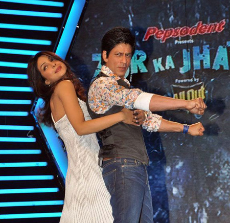 SRK, Priyanka Zor Ka Jhatka Sets Pics