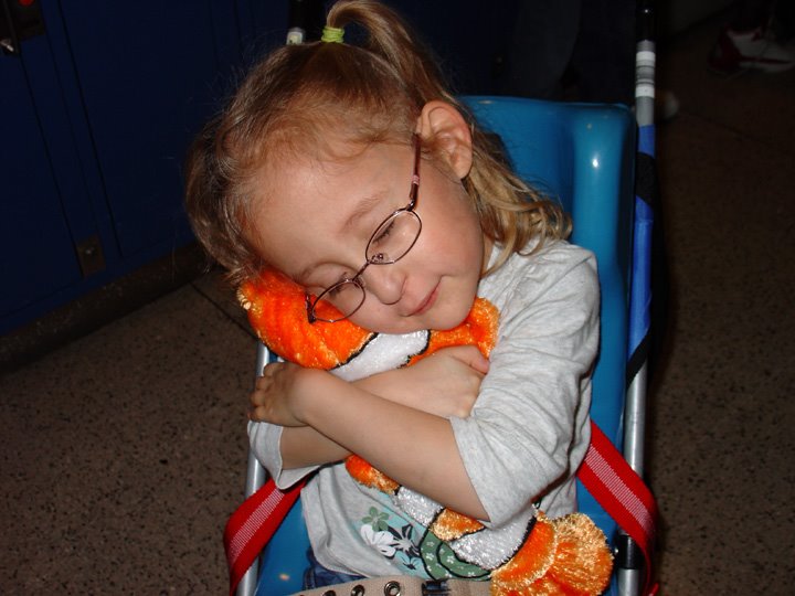 [2008.06.20HollandNemoHug.jpg]