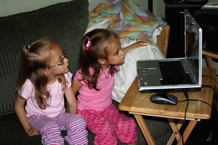 [2009.05.29GirlsComputer.jpg]