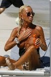 Donatella Versace choca em topless