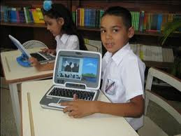 niño con una computadora canaima.jpg