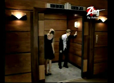 парень и девушка в лифте