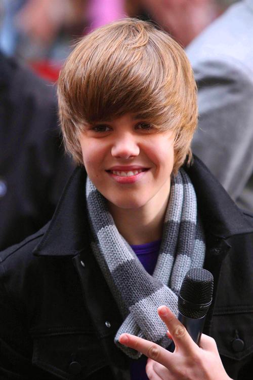 justin bieber new girlfriend 2010. Justin Bieber Pictures New