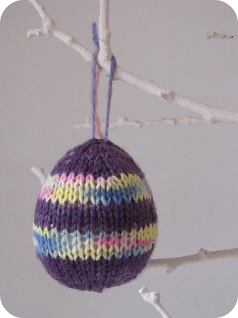 Free Knitting Pattern for Fluffy Easter Chicks (containing a creme