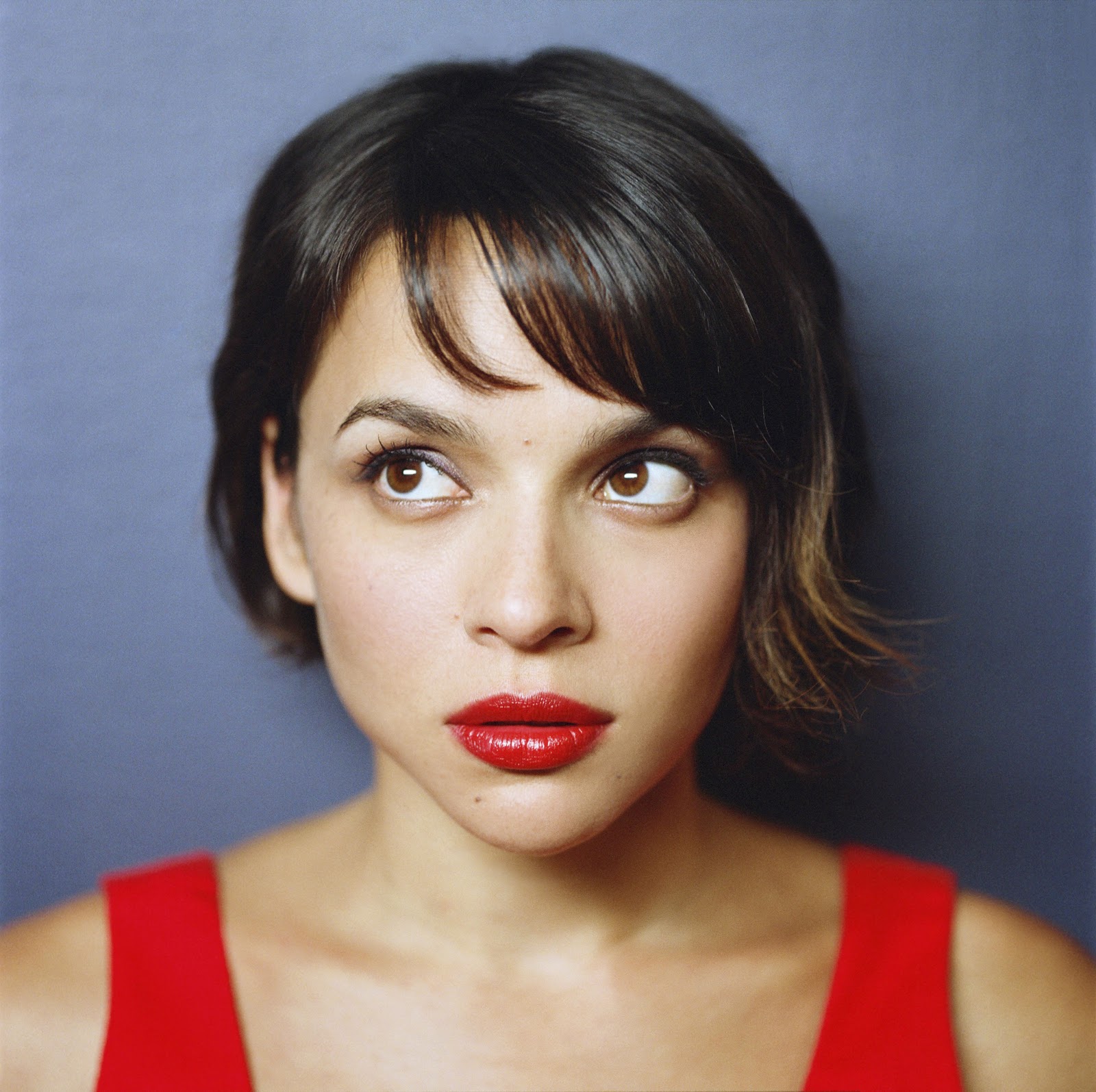 http://1.bp.blogspot.com/_UTr-Oy40Y6o/TNoa0XfKFbI/AAAAAAAAAC8/5K48RobBvY4/s1600/NorahJones1cAutumnDeWilde.jpg