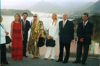Princess Yasmin (con il  sari verde)  all'Isola Dino, durante cittadinanza onoraria  San Nicola A