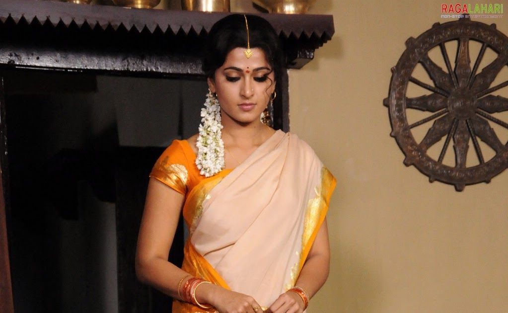 Indian Celebrity Sexy Girls Anushka Photos In Saree