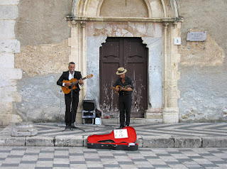 Musiciens folkloriques de rue à Taormine, en Sicile. Le CD est à 12 euros.