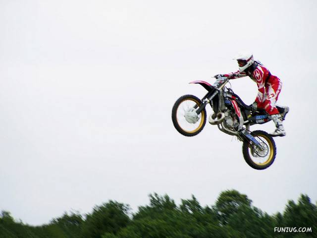 [crazy_motocross_stunts_Funzug.org_02_3.jpg]