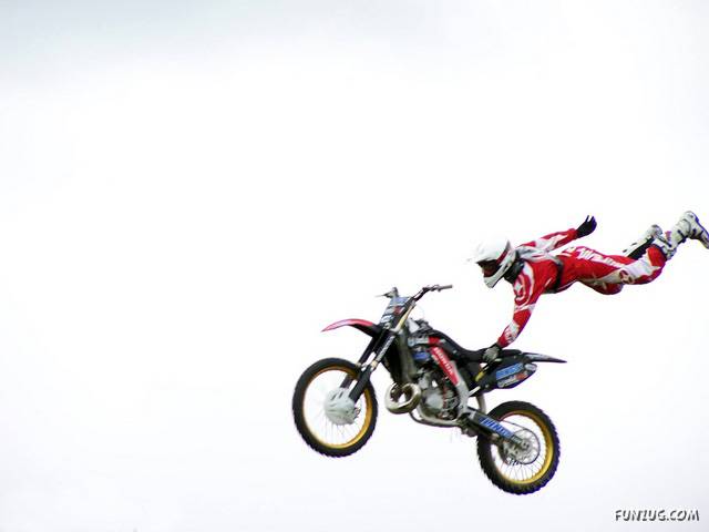 [crazy_motocross_stunts_Funzug.org_10_3.jpg]