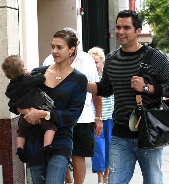 [Jessica+Alba+Family+Out+Breakfast+Father+Day+Sxp0AA7Lyfwl.jpg]