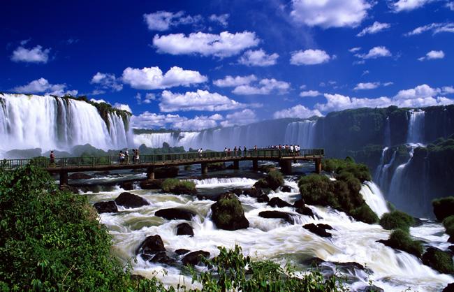 [waterfalls_foz_do_iguacu_parana_photo_gov_tourist_ministry.jpg]