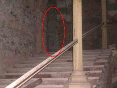 شبح راهبة تلبس رداء أبيض !، تقف أعلى الدرج