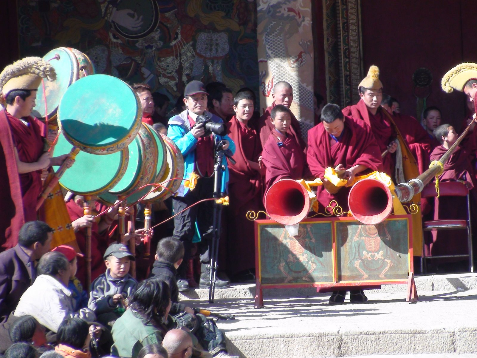 [2009-02-10+China+-+Qinghai+-+Tongren+-+Repkong+-+Monasterio+Rongwu+-+Danza+de+los+demonios+-+022.JPG]