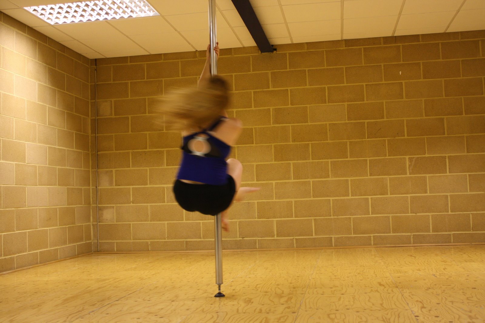 [Pole+dance+class+June+09+037.jpg]