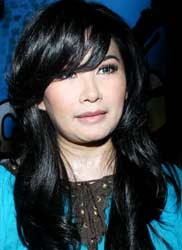 InDoNizer for InDoNesia News: Konser Jangan Biarkan Titi DJ feat Ungu
