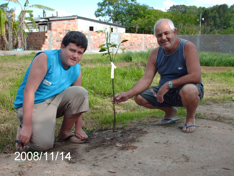 O aluno Allan Chionha Oliveira da Escola Nestor acompanhado de seu pai