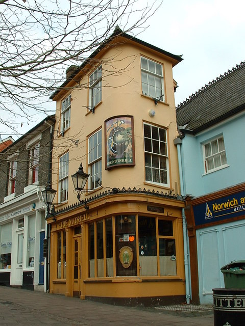 English Tips Self Taught The World s Smallest Pub britain-s-smallest-pub-london-on-the-inside