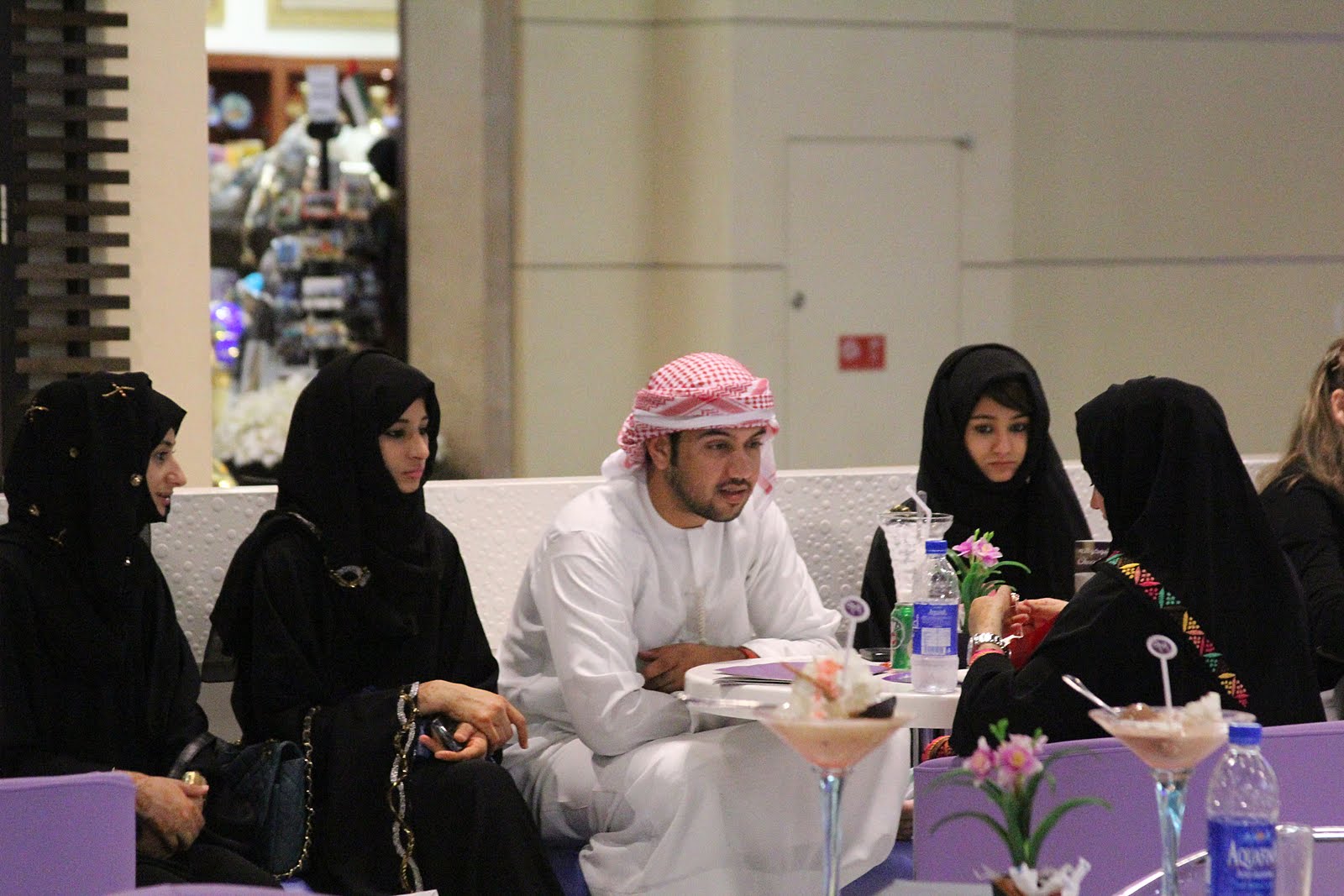 4 жена шейха. Дубай Шейх многоженство. Арабы с женами. Саудовская Аравия многоженство. Многоженец араб.